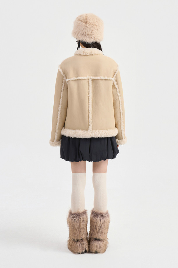 볼륨 패딩 미니 스커트(블랙)는 여성들을 위한 캐주얼 스타일의 겨울철 필수 아이템입니다. 톡톡한 두께감과 부드러운 촉감의 나일론, 스판덱스 혼방 소재로 제작되어 편안한 착용감을 선사합니다. A라인 핏과 볼륨감 있는 실루엣이 다리 라인을 더욱 돋보이게 하며, 허리 밴딩과 아웃포켓, 자수 디테일로 포인트를 더했습니다. 데이트룩, 모임룩, 미니멀, 클래식 등 다양한 스타일 연출이 가능하며 옆 라인 지퍼로 편안하게 착용할 수 있습니다. 무지 디자인의 블랙 컬러로 어떤 상의와도 쉽게 매치하여 스타일리시한 룩을 완성해 보세요.
