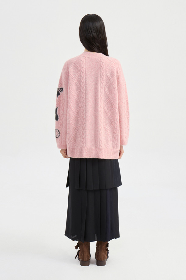 다채로운 매력의 멀티 컬러가 돋보이는 Material Mix 플리츠 롱 스커트입니다. 세 가지 소재를 믹스하여 독특한 질감과 스타일을 연출하며, 옆 라인 지퍼와 옆 밑단 슬릿 디테일로 편안함과 세련미를 더했습니다. 전체 플리츠 디자인과 스트라이프 & 솔리드 패턴의 조화는 클래식하면서도 스타일리시한 무드를 선사합니다. 데이트룩, 모임룩, 출근룩 등 다양한 TPO에 미니멀하고 시크한 스타일을 완성해보세요. 봄, 가을 시즌에 어울리는 롱 스커트로 당신의 패션 감각을 한층 끌어올려 보세요.
