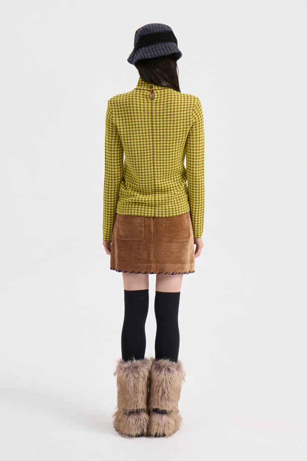 헤임 자수 벨벳 미니 스커트(브라운)는 부드러운 벨벳 소재, H라인 핏으로 클래식한 무드를 연출합니다. 밑단 자수 디테일이 돋보이며, 가을, 겨울 시즌에 어울리는 두꺼운 두께감으로 따뜻하게 착용할 수 있습니다. 뒷면 지퍼 클로징으로 편안하게 착용 가능하며, 데이트룩, 모임룩, 연말 모임룩 등 다양한 TPO에 활용 가능합니다. 미니멀, 시크 스타일에 매치하여 세련된 스타일을 완성해 보세요. 브라운 컬러로 어떤 상의와도 쉽게 어울립니다.
