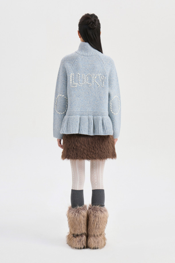 멜란지 그레이 컬러의 페이크 퍼 미니 스커트입니다. 울 혼방 소재의 부드러운 촉감과 두꺼운 두께감으로 가을, 겨울철 따뜻하게 착용할 수 있습니다. 캐주얼, 클래식, 미니멀 스타일 모두 소화 가능하며, A라인 핏과 세미 A라인 핏으로 여성스러운 실루엣을 연출합니다. 페이크 퍼 배색 디테일과 뒤 중심 지퍼 디테일이 돋보이며, 모임룩으로 활용하기 좋습니다. 트윌 조직과 뒤판 개발 텍션지를 사용하여 제작되었으며, 필링에 유의하여 관리해야 합니다.
