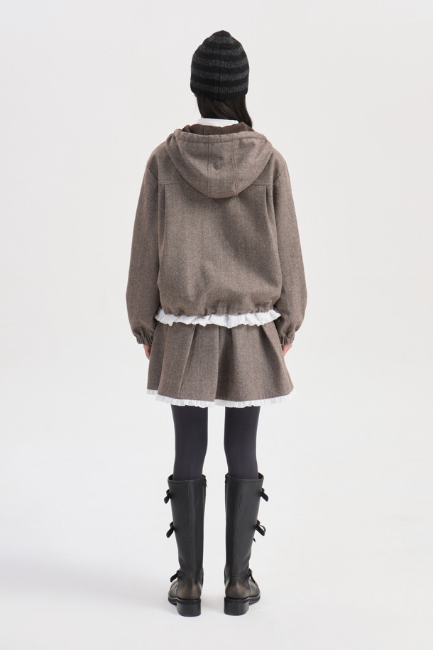 헤링본 패턴의 프릴 포인트 미디 스커트(브라운)는 가을, 겨울 시즌에 어울리는 여성용 스커트입니다. 울 소재로 제작되어 따뜻한 촉감을 선사하며, 두꺼운 두께감으로 포근하게 착용할 수 있습니다. A라인 핏에 옆 지퍼 여밈, 턱 셔링 디테일, 밑단 러플 배색, 레터링 자수 디자인이 더해져 클래식하면서도 유니크한 분위기를 연출합니다. 오피스룩, 모임룩, 데이트룩 등 다양한 TPO에 활용하기 좋으며, 미니멀, 시크 스타일을 선호하는 분들께 추천합니다.
