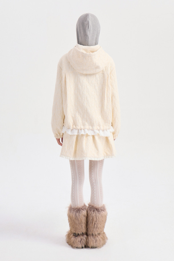 프릴 포인트 헤링본 미디 스커트 (아이보리)는 여성스러운 실루엣을 연출하는 스커트입니다. 울 소재로 제작되어 가을과 겨울에 따뜻하게 착용할 수 있으며, 두꺼운 두께감으로 포근한 착용감을 선사합니다. 클래식하고 유니크한 헤링본 패턴에 A라인 핏으로 다리 라인을 더욱 아름답게 강조합니다. 밑단 러플 배색, 턱 셔링 디테일, 레터링 자수, 옆 지퍼 여밈 디자인이 돋보이며, 오피스룩, 모임룩, 데이트룩 등 다양한 TPO에 활용 가능합니다. 클래식, 미니멀, 시크 스타일을 즐기는 분들께 추천합니다.
