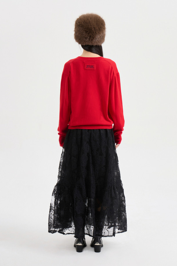 [Atelier] 레이스 밴딩 롱 스커트 (black)는 클래식하고 엘레강스한 무드를 연출하는 여성 의류입니다. 블랙 컬러의 레이스, 메쉬 소재가 조화롭게 어우러져 사계절 내내 활용 가능하며, A라인 핏과 맥시 기장으로 우아한 실루엣을 선사합니다. 허리 밴딩과 뒷중심 지퍼, 무릎 기장 안감, 레터링 디테일이 특징이며, 데이트룩, 모임룩, 파티룩 등 다양한 TPO에 맞춰 클래식, 미니멀, 로맨틱 스타일을 연출할 수 있습니다. 얇은 두께감과 루즈핏으로 편안한 착용감을 제공하며, 사틴 안감으로 고급스러운 분위기를 더합니다.
