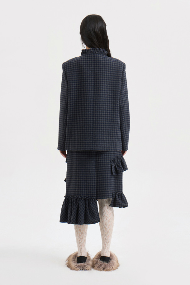 [Atelier] 프릴 포인트 미디 스커트 (멀티 컬러)는 가을, 겨울 시즌에 어울리는 여성용 미디 스커트입니다. 울 소재로 제작되어 부드러운 촉감을 선사하며, H라인 슬림핏으로 클래식하고 시크한 스타일을 연출합니다. 언밸런스 디자인과 프릴 디테일, 아웃포켓이 특징이며, 뒷중심 지퍼로 편안하게 착용할 수 있습니다. 멀티 컬러 체크 패턴으로 유니크한 매력을 더하여 데이트룩, 모임룩, 겨울 데일리룩 등 다양한 TPO에 활용하기 좋습니다.
