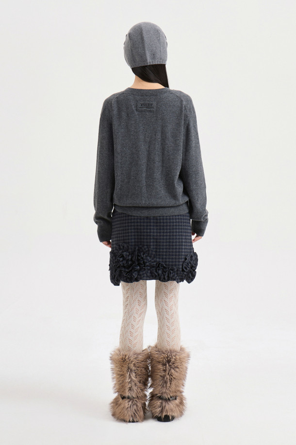 [Atelier] 프릴 포인트 체크 밴딩 미니 스커트 (멀티 컬러)는 가을, 겨울 시즌에 유니크하고 스타일리시한 룩을 연출해 줍니다. 울 50% 함유로 보온성을 높였으며, 허리 밴딩과 슬림핏으로 편안한 착용감을 선사합니다. 언밸런스한 프릴 디테일이 돋보이는 H라인 미니스커트로 데이트룩, 모임룩, 겨울 데일리룩에 적합합니다. 클래식, 시크, 미니멀 스타일을 즐기는 여성분들께 추천합니다. 체크 패턴과 두꺼운 두께감으로 세련된 분위기를 더했습니다.
