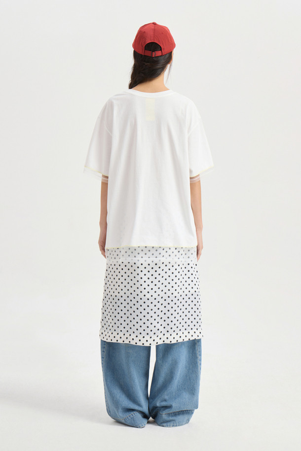 도트 밴딩 미디 스커트 (아이보리)는 여성스러운 무드와 캐주얼함을 동시에 연출할 수 있는 미디 스커트입니다. 부드러운 촉감의 폴리에스터, 사틴 혼방 소재로 제작되어 편안한 착용감을 선사하며, 은은한 광택감이 고급스러운 분위기를 더합니다. 허리 스트링 디테일과 허리 중심 레터링 테이프로 포인트를 주어, H라인 핏으로 다리가 길어 보이는 효과를 줍니다. 일상, 데이트룩, 카페룩, 쇼핑룩 등 다양한 TPO에 활용 가능하며, 캐주얼, 클래식, 로맨틱 스타일을 모두 소화할 수 있습니다. 무릎 아래 기장의 아이보리 컬러 도트 패턴 스커트로, 봄, 여름 계절에 산뜻하게 즐길 수 있습니다.
