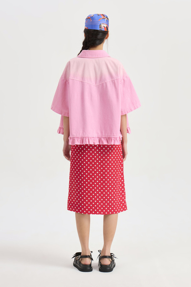 레드 컬러의 도트 패턴이 돋보이는 Dot Banding(도트 밴딩) 미디 스커트입니다. 허리 스트링과 허리 레터링 테이프 디테일로 포인트를 더했으며, 무릎 아래로 내려오는 미디 기장으로 여성스러운 실루엣을 연출합니다. 봄, 여름 시즌 데일리룩으로 활용하기 좋으며, 캐주얼, 미니멀, 로맨틱 스타일을 모두 소화할 수 있습니다. 데이트룩이나 쇼핑룩으로도 추천하며, H라인 핏과 레귤러핏으로 편안하게 착용 가능합니다. 폴리에스테르 소재로 제작되어 관리가 용이합니다.
