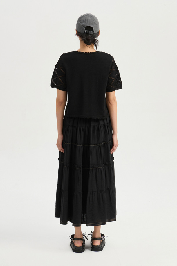 셔링 백 밴딩 롱 스커트 (블랙)는 캐주얼하고 베이직한 스타일의 여성 롱 스커트입니다. 봄, 여름, 가을 계절에 적합하며, 일상적인 착용에 용이합니다. A라인 핏으로 편안하며, 뒷면 밴딩과 옆 지퍼 디테일이 특징입니다. 셔링 디테일과 배색 스티치로 포인트를 더해 동네 마실룩이나 산책룩에 활용하기 좋습니다. 미니멀, 클래식 스타일을 선호하는 분들께 추천합니다.
