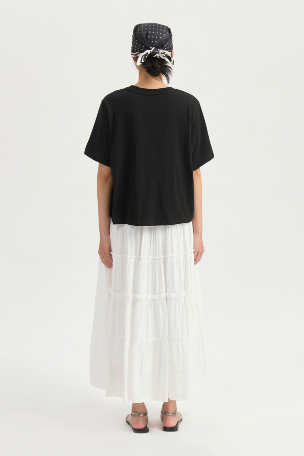 [Re-Order] 셔링 백 밴딩 롱 스커트 (dark ivory)는 베이직하고 캐주얼한 스타일의 여성 롱 스커트입니다. 톤다운된 아이보리 컬러(dark ivory)로 어떤 상의와도 잘 어울리며, 봄, 여름, 가을 계절에 착용하기 좋습니다. A라인 핏에 셔링 디테일과 배색 스티치가 더해져 여성스러운 분위기를 연출합니다. 뒷 밴딩으로 편안한 착용감을 선사하며, 옆 지퍼가 있어 탈착이 용이합니다. 동네 마실룩, 데이트룩, 카페룩 등 다양한 TPO에 맞춰 미니멀하고 클래식한 스타일을 완성해보세요.
