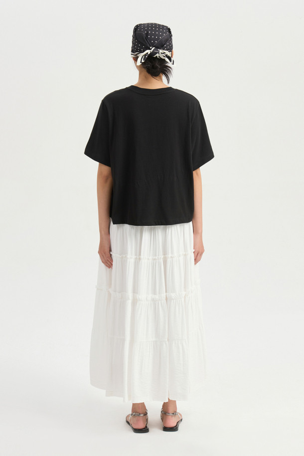 [Re-Order] 셔링 백 밴딩 롱 스커트 (아이보리)는 여성스러운 무드의 롱 스커트입니다. 캐주얼하고 미니멀한 스타일로, 데이트룩과 카페룩에 잘 어울립니다. 아이보리 컬러의 무지 디자인에 A라인 핏으로 편안하게 착용할 수 있으며, 뒷면 밴딩과 옆 지퍼 디테일이 특징입니다. 셔링 디테일과 배색 스티치가 더해져 은은한 포인트를 줍니다. 봄, 여름 시즌에 활용하기 좋은 밴딩 스커트입니다.
