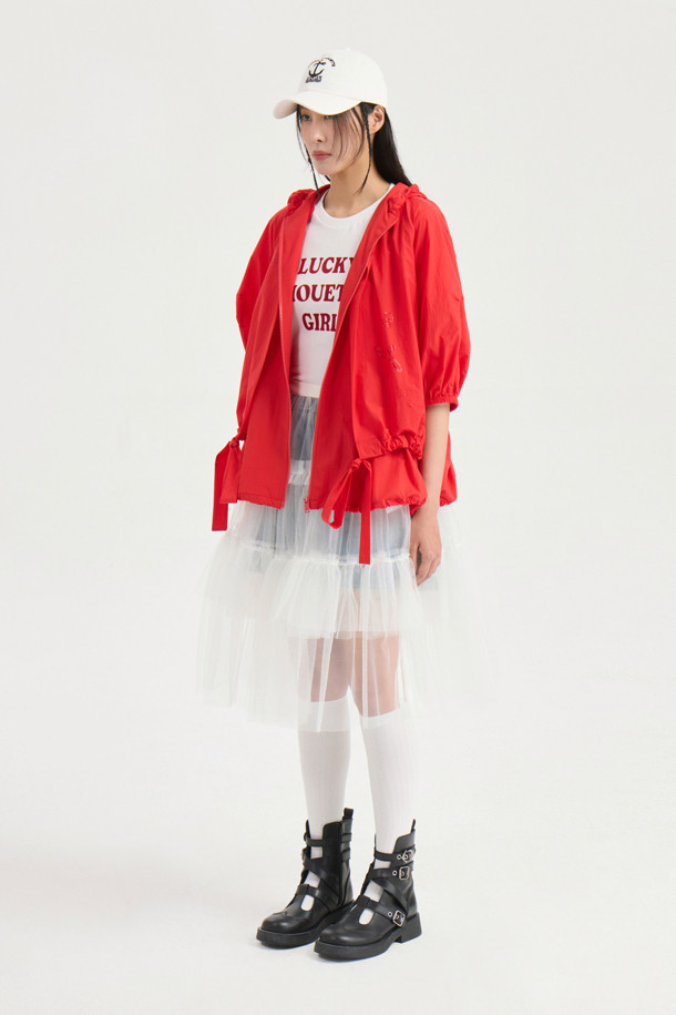 See-through Mesh Banding Skirt (white)는 여성용으로, 가볍고 시원한 착용감의 미디 기장 스커트입니다. 얇은 두께감의 화이트 컬러 메쉬 소재와 허리 밴딩, 볼륨감 있는 프릴 디테일이 특징이며, 시스루 디자인으로 레이어드하여 다양한 스타일을 연출할 수 있습니다. 사계절 내내 유니크한 스타일을 연출하고 싶은 분들께 추천하는 아이템입니다.
