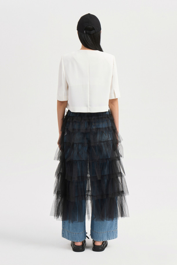 부드러운 메쉬 소재로 제작된 Frill Mesh Banding 롱 스커트(블랙)는 페미닌하고 유니크한 무드를 연출합니다. 허리 밴딩과 맥시 기장으로 편안한 착용감을 선사하며 A라인, 루즈핏 디자인으로 자연스러운 실루엣을 완성합니다. 풍성한 볼륨감을 더하는 프릴 디테일이 돋보이는 데일리 롱 스커트입니다.
