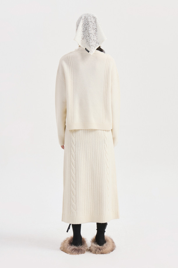 **Ribbon Knit Skirt (아이보리)**

부드러운 메리노울 소재의 리본 니트 스커트입니다. 세미 A라인 핏과 맥시 기장으로 우아한 실루엣을 연출하며, 케이블 및 립조직 패턴이 고급스러운 분위기를 더합니다. 밑단 립조직과 리본 디테일이 돋보이며, 두꺼운 두께감으로 따뜻하게 착용 가능합니다. 가을, 겨울 시즌 데이트룩, 모임룩, 출근룩 등 다양한 TPO에 활용 가능하며, 클래식, 미니멀, 걸리시 스타일을 즐기는 여성분들께 추천합니다. 체형 커버에도 효과적이며 세트업으로도 활용할 수 있습니다.
