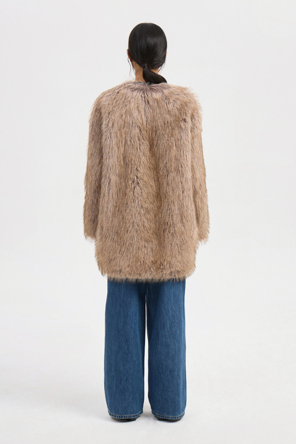 Fake Fox 노 칼라 코트 (브라운)는 부드러운 페이크 퍼와 페이크 폭스 소재로 제작되어 포근한 착용감을 선사합니다. 무릎 기장의 오버핏 디자인으로, 스타일리시하면서도 유니크한 분위기를 연출하며, 노 칼라 타입의 캐스카 여밈 방식으로 편안하게 착용할 수 있습니다. 가을, 겨울 시즌에 어울리는 두꺼운 두께감으로 보온성을 높였으며, 로고 패턴 안감으로 고급스러움을 더했습니다. 데이트룩, 모임룩, 연말 모임룩 등 다양한 TPO에 활용 가능하며, 클래식, 미니멀, 시크 스타일을 즐겨 입는 여성분들께 추천합니다. 브라운 컬러의 무지 디자인은 어떤 스타일에도 쉽게 매치할 수 있어 활용도가 높습니다.
