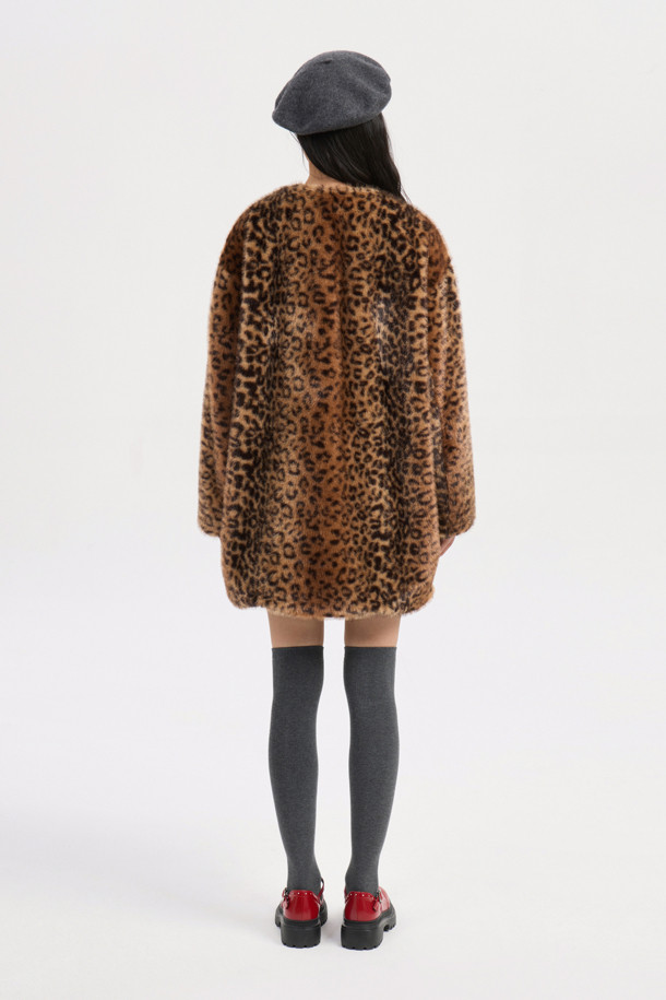 세련된 분위기를 연출하는 페이크 폭스 노 칼라 코트입니다. 오버핏 디자인에 무릎 기장으로, 겨울철 따뜻함과 스타일리시함을 동시에 잡았습니다. 멀티컬러와 레오파드 패턴으로 유니크함을 더하며, 부드러운 페이크 퍼 소재가 포근한 착용감을 선사합니다. 가볍고 풍성한 실루엣에 럭키 로고 패턴 안감으로 포인트를 주어 고급스러운 무드를 연출합니다. 모임룩, 연말 모임룩에 시크하고 클래식한 스타일을 더해보세요.
