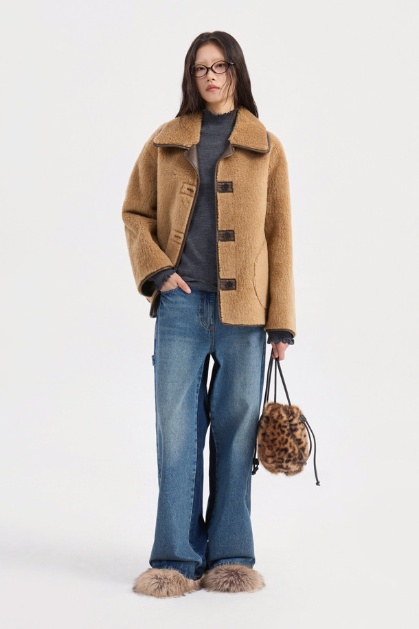 포근하고 부드러운 페이크 퍼 소재의 카멜 컬러 점퍼입니다. 캐주얼, 미니멀, 클래식 스타일을 아우르며, 가을, 겨울 시즌 데이트룩, 모임룩에 활용하기 좋습니다. 크롭 기장에 루즈핏 또는 오버핏으로 연출 가능하며, 2WAY 착용 가능한 리버시블 디자인과 아웃포켓, 페이크 레더 파이핑 디테일이 특징입니다. 긴 소매에 버튼 여밈 방식으로 편안하게 착용할 수 있습니다. 두께감 있는 소재로 따뜻함과 스타일을 동시에 잡아보세요.
