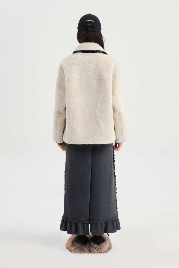 아이보리 컬러의 페이크 퍼 점퍼입니다. 부드러운 촉감의 페이크 퍼 소재로 제작되었으며, 가을과 겨울에 따뜻하게 착용할 수 있습니다. 캐주얼 스타일의 무지 디자인으로, 루즈핏과 오버핏 두 가지 핏으로 연출 가능합니다. 페이크 레더 파이핑 디테일과 아웃포켓, 2WAY 착용이 가능한 점이 특징입니다. 데이트룩, 모임룩, 캐주얼, 미니멀, 클래식 스타일을 즐겨 입는 여성분들께 추천합니다.
