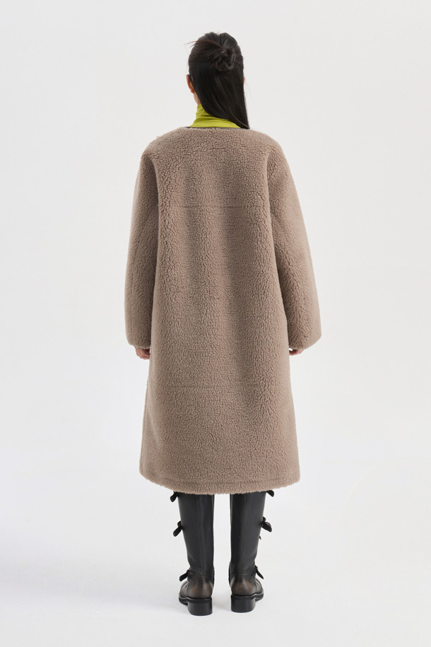 부드러운 촉감의 브라운 컬러 페이크 퍼 롱 코트입니다. 오버핏 디자인에 맥시 기장으로, 가을과 겨울에 따뜻하게 착용할 수 있습니다. 겉감은 울, 인조가죽, 퍼 소재로, 안감은 리버시블 디자인으로 제작되어 다양한 스타일을 연출할 수 있습니다. 싱글 버튼 여밈 방식과 아웃포켓 디테일이 돋보이며, 데이트룩, 캐주얼, 클래식, 미니멀 스타일 모두 소화 가능합니다. 시어링 코트 스타일로, 페이크 레더 마감 처리된 오버사이즈 코트입니다.
