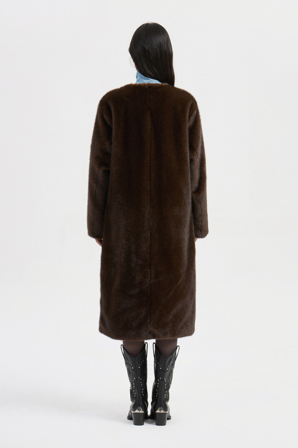 Fake 밍크 롱 코트(브라운)는 우아하고 클래식한 스타일을 연출하는 여성용 코트입니다. 부드러운 촉감의 폴리에스테르와 밍크 소재로 제작되어 가을, 겨울 시즌에 따뜻하게 착용할 수 있습니다. 롱 기장의 슬림핏 디자인으로, 라운드넥과 아웃포켓 디테일이 돋보입니다. 럭키(LUCKY) 로고 패턴 안감과 캐스카로 오픈 클로징 방식으로 고급스러움을 더했습니다. 모임룩, 연말 모임룩, 오피스룩 등 다양한 TPO에 미니멀하고 세련된 스타일을 완성해 보세요.
