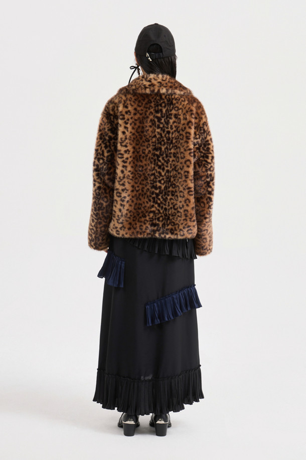 브라운 컬러의 레오파드 페이크 퍼 점퍼입니다. 가을, 겨울 시즌에 시크하고 캐주얼한 스타일을 연출하기 좋으며, 세미 크롭 기장과 루즈핏으로 편안하게 착용할 수 있습니다. 부드러운 촉감의 두꺼운 페이크 퍼 소재로 제작되었으며, 볼륨감 있는 디자인과 스냅 여밈 방식이 특징입니다. 안감은 로고 패턴으로 포인트를 주었으며, 데일리룩, 데이트룩, 쇼핑룩 등 다양한 TPO에 활용하기 좋습니다.
