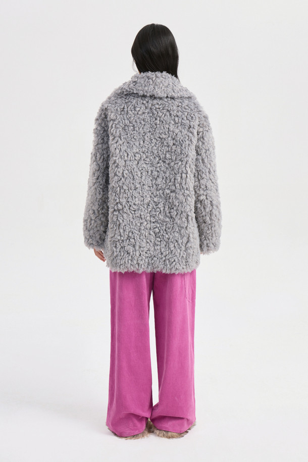 페이크 울 카라 퍼 점퍼 (라이트 그레이)는 부드러운 촉감의 페이크 퍼와 시어링 소재를 사용하여 포근함을 더한 여성용 점퍼입니다. 가을과 겨울에 어울리는 두꺼운 두께감으로 따뜻하게 착용할 수 있으며, 오버핏과 코쿤핏으로 편안한 착용감을 선사합니다. 빅 사이즈 카라와 아웃포켓, 소뿔 단추 디테일이 돋보이며, 턴업 소매로 다양한 스타일 연출이 가능합니다. 데이트룩, 모임룩 등 특별한 날은 물론 캐주얼, 클래식, 미니멀 스타일에도 잘 어울리는 다용도 아우터입니다. 라이트 그레이 컬러로 어떤 옷에도 쉽게 매치할 수 있어 활용도가 높습니다.
