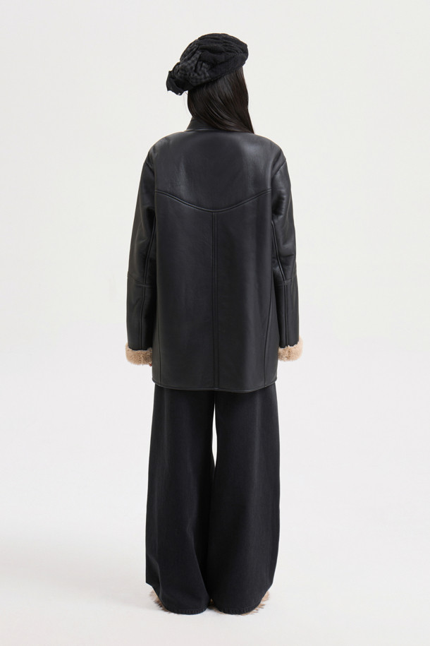 [Atelier] 라이더 리얼 머스탱 (블랙)은 메릴리뇨 램스킨 소재로 제작되어 부드러운 촉감을 자랑하는 무스탕입니다. 가을과 겨울, 일상에서 클래식하고 스타일리시한 무드를 연출하며, 오버핏에 힙 기장의 디자인으로 편안한 착용감을 선사합니다. 블랙 컬러에 싱글 버튼 여밈 방식과 금속 단추, 핸드메이드 위빙 테이프 장식, 카라 디테일이 더해져 고급스러움을 더했습니다. 겨울 데일리룩, 데이트룩, 모임룩 등 다양한 TPO에 맞춰 클래식, 미니멀, 시크 스타일을 완성해 보세요.
