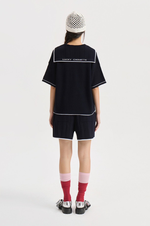다크 네이비 컬러의 [Re-Order] Color Piping Knit Shorts는 여름철 시원하게 즐길 수 있는 여성용 니트 쇼츠입니다. 얇고 시원한 촉감의 니트 소재에 레귤러 핏으로 편안함을 더했으며, 컬러 파이핑 디테일과 세로 조직감, 볼륨감 있는 조직으로 포인트를 주어 캐주얼한 스타일을 연출합니다. 체형 커버에도 효과적인, 데일리하게 활용하기 좋은 무지 디자인의 숏 기장 바지입니다.
