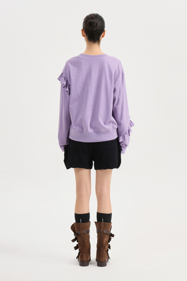 Entry Side Frill Knit Shorts (블랙)는 부드러운 울 혼방 소재로 제작되어 봄, 가을에 착용하기 좋은 여성 니트 쇼츠입니다. 허리 이밴딩과 옆라인 프릴 디테일이 캐주얼하면서도 유니크한 스타일을 연출하며, 케이블 및 스트라이프 패턴의 립 조직이 특징입니다. 레귤러핏으로 편안하게 착용 가능하며, 동네 마실룩, 집콕룩, 카페룩 등 다양한 TPO에 활용하기 좋습니다. 캐주얼, 미니멀, 클래식 스타일을 즐겨 입는 분들께 추천합니다.
