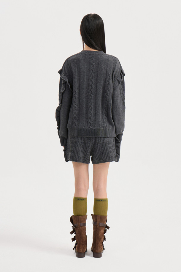 엔트리 사이드 프릴 니트 쇼츠 (멜란지 그레이)는 여성 의류로, 가을과 겨울에 어울리는 캐주얼 스타일의 니트 쇼츠입니다. 울 혼방 소재로 제작되어 부드러운 촉감과 두꺼운 두께감으로 따뜻함을 선사하며, 허리 이밴딩 처리로 편안한 착용감을 제공합니다. 숏 기장에 멜란지 그레이 컬러, 케이블과 스트라이프 패턴의 조화가 유니크한 분위기를 연출하며, 립 조직과 케이블 조직, 프릴 디테일이 돋보입니다. 집콕룩, 겨울 데일리룩, 산책룩 등 다양한 상황에서 캐주얼, 클래식, 미니멀 스타일로 활용하기 좋습니다.
