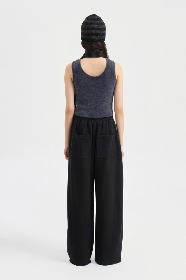 Jersey Mix Back Banding Denim Pants (블랙)는 캐주얼한 무드의 여성 데님 팬츠입니다. 블랙 컬러에 사계절 착용 가능하며, 데이트룩, 모임룩 등 다양한 TPO에 활용할 수 있습니다. 져지 소재와 데님의 혼방으로 편안한 착용감을 선사하며, 루즈핏 와이드 레그 디자인으로 스타일리시함을 더했습니다. 뒤 허리 밴딩 처리로 활동성을 높였으며, 로고 캔톤, 리벳 디테일, 뒷포켓 스티치 자수, 밑단 술풀림 디자인으로 포인트를 주었습니다. 미니멀, 클래식 스타일을 즐겨 입는 분들께 추천합니다.
