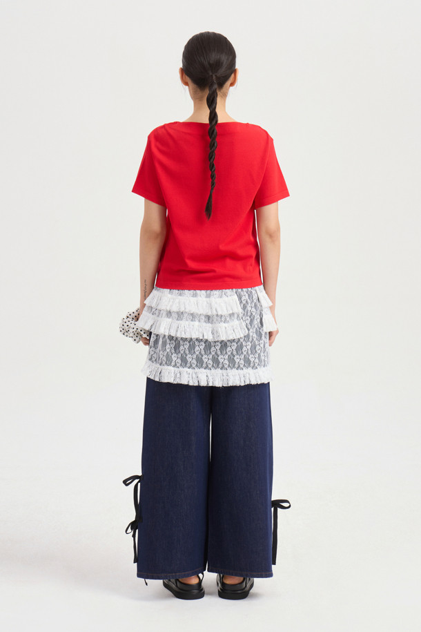럭키슈에뜨 Side Ribbon Wide Denim Pants (dark blue)는 여성용 와이드핏 데님 팬츠입니다. 양 사이드 리본 디테일과 럭키슈에뜨 로고 캔톤, 리벳 장식, 뒤 포켓 개발 스티치 자수가 특징이며, 캐주얼 및 스트릿 스타일 연출에 용이합니다. 봄, 여름, 가을 시즌 일상복으로 활용하기 좋으며, 맥시 기장의 다크 블루 컬러 데님 소재로 제작되었습니다.
