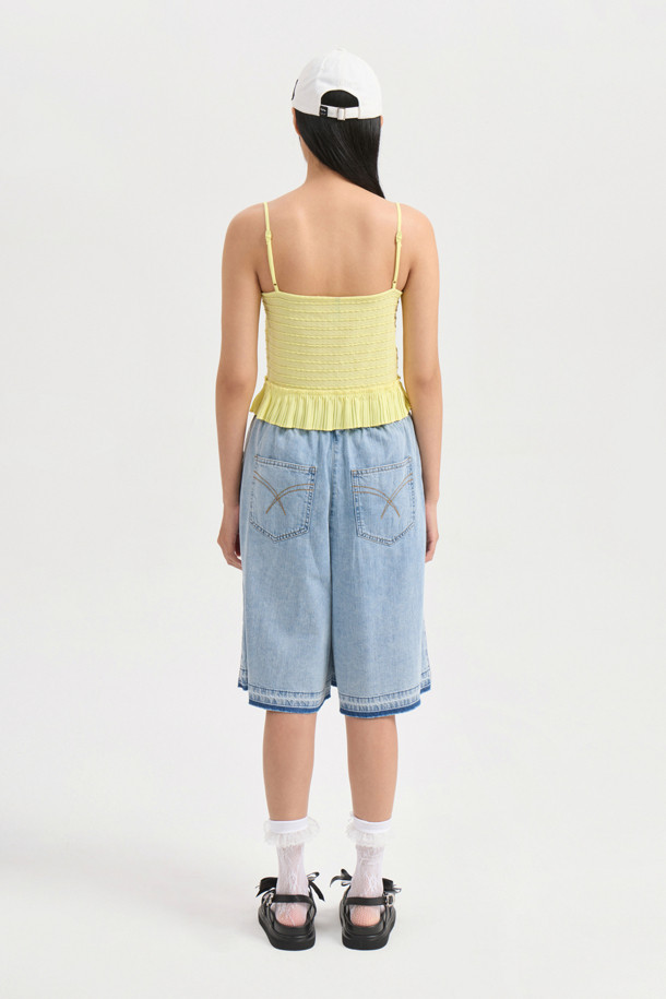 [Re-Order] Midi Banding Denim Pants (blue)는 캐주얼한 스타일의 여성 데님 숏팬츠입니다. 무릎 위 기장으로 시원하게 착용 가능하며, 밴딩 허리 디자인과 루즈핏으로 편안함을 더했습니다. 앞 중심 개발 라벨과 뒤 포켓 스티치 자수 디테일이 돋보이며, 크롭 티셔츠와 함께 코디하여 더욱 스타일리시하게 연출할 수 있습니다.
