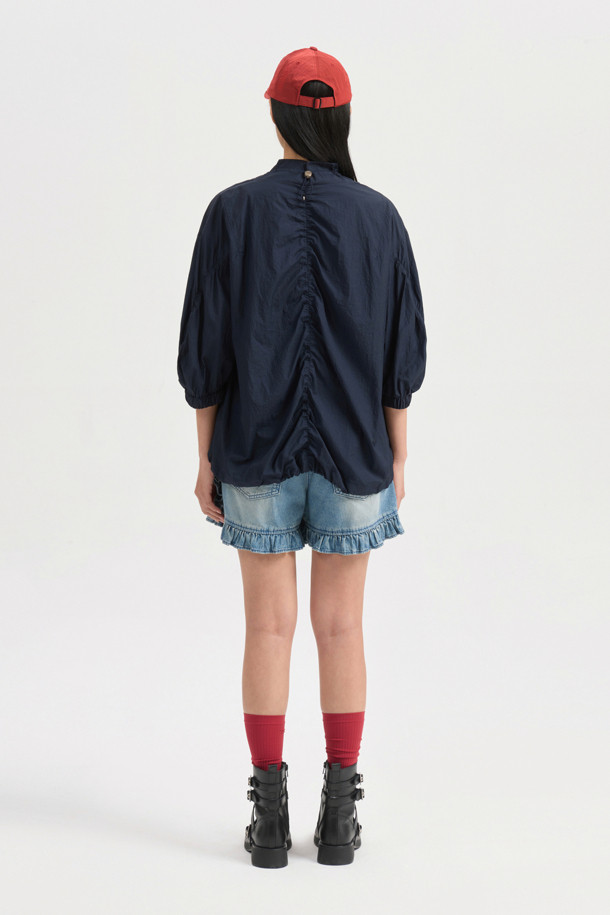 [Re-Order] Hem Frill Back Banding 데님 숏팬츠 (blue)는 여성스러운 스타일의 캐주얼 숏팬츠입니다. 뒷면 밴딩 처리로 편안한 착용감을 제공하며, 프릴 디테일이 돋보입니다. 데님 소재로 제작되었으며, 로고 캔톤, 리벳, 뒷 포켓 스티치 자수, 앞 중심 지퍼 등 섬세한 디테일을 더했습니다. 봄, 여름 시즌에 시원하게 즐겨 입을 수 있습니다.
