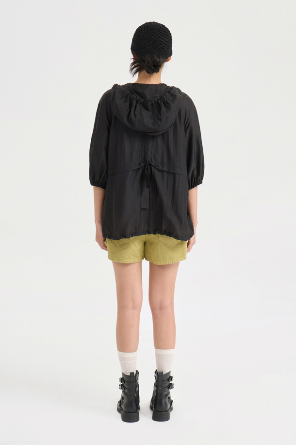 올리브 컬러의 Pleats Point Inside Banding 데님 숏팬츠입니다. 앞 중심 지퍼와 속 허리 밴딩으로 편안한 착용감을 선사하며, 럭키슈에뜨 로고 캔톤으로 포인트를 더했습니다. 포켓 주름 배색 디테일이 돋보이는 캐주얼 스타일로, 봄, 여름 데일리룩에 활용하기 좋습니다.
