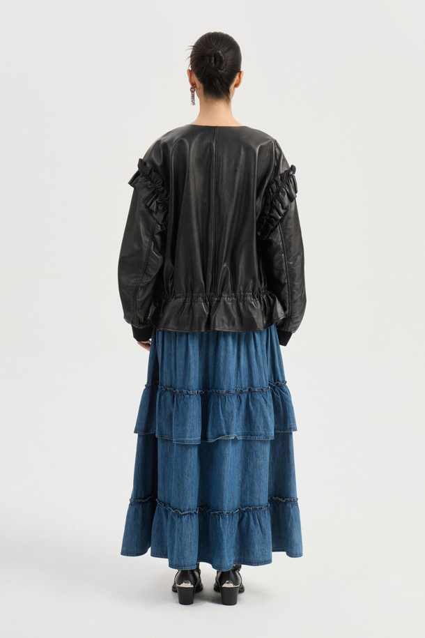 프릴 밴딩 데님 롱 스커트 (블루)는 캐주얼하면서도 여성스러운 무드를 연출하는 데님 롱 스커트입니다. 허리 밴딩과 셔링 디테일이 편안한 착용감과 함께 자연스러운 실루엣을 선사하며, A라인 핏으로 다리가 더욱 길어 보이는 효과를 줍니다. 맥시 기장으로 우아함을 더하고, 레터링 자수 포인트가 밋밋함을 덜어줍니다. 봄, 가을 시즌에 데이트룩, 동네 마실룩, 봄 소풍룩 등 다양한 TPO에 맞춰 스타일리시하게 연출할 수 있습니다. 데님 소재 특유의 뻣뻣한 촉감이 특징이며, 미니멀, 로맨틱 스타일을 즐겨 입는 여성분들께 추천합니다.
