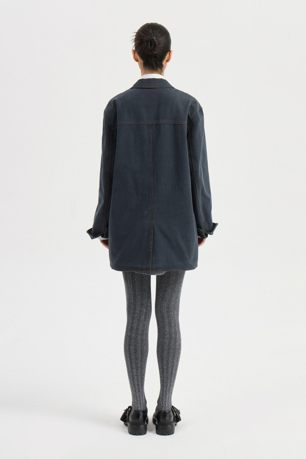 다크 그레이 컬러의 Pocket Point 워싱 데님 재킷입니다. 캐주얼 및 스트릿 스타일을 즐기는 분들께 적합하며, 봄, 가을 시즌에 활용하기 좋습니다. 오버핏으로 제작되어 편안한 착용감을 선사하며, 워싱 가공과 빅 아웃포켓, 턱 디테일이 특징입니다. 데이트룩이나 쇼핑룩에 코디하여 개성 있는 스타일을 연출해보세요. 긴 소매와 버튼 여밈 방식의 레귤러 기장 디자인입니다.
