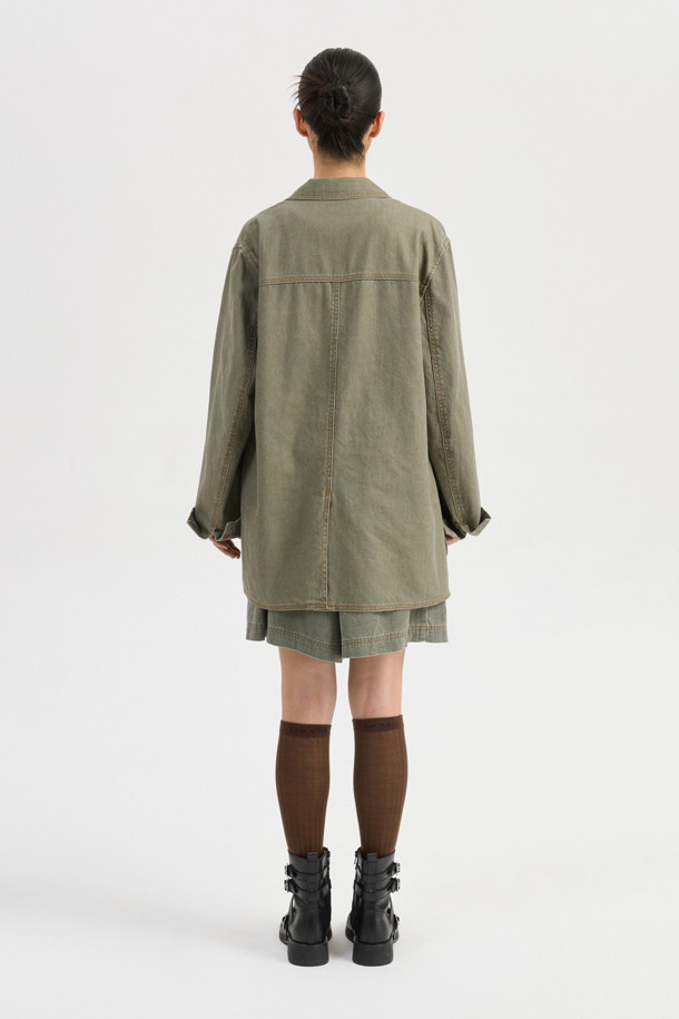 포켓 포인트 워싱 데님 재킷 (카키)은 캐주얼한 무드를 연출하는 데님 소재의 오버핏 재킷입니다. 봄, 가을에 착용하기 좋으며, 워싱 처리된 데님 특유의 빈티지한 멋을 느낄 수 있습니다. 빅 아웃포켓과 턱 디테일, 금속 단추, 피그먼트 염색 기법으로 디자인의 완성도를 높였습니다. 동네 마실룩이나 봄 소풍룩에 잘 어울리며, 미니멀, 워크웨어 스타일을 즐겨 입는 분들께 추천합니다. 넉넉한 기장감과 긴 소매로 편안한 착용감을 선사합니다.
