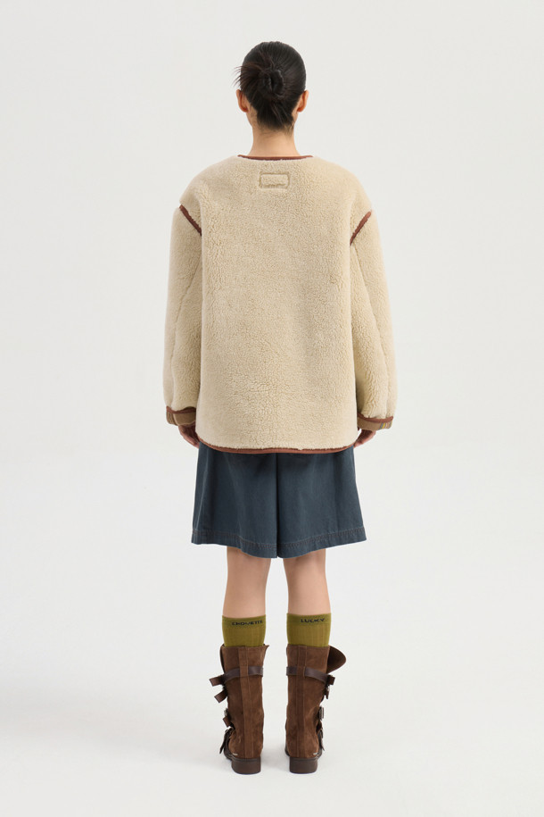 워싱 데님 백 밴딩 쇼츠 (dark grey)는 캐주얼 스타일의 여름 숏팬츠입니다. 은은한 워싱 디테일이 돋보이는 다크 그레이 컬러의 무지 데님 소재로 제작되었습니다. 허리 뒤쪽 밴딩 처리로 편안한 착용감을 제공하며, 앞 중심 지퍼와 앞 턱 디테일이 특징입니다. 동네 마실룩, 여행룩, 휴가룩 등 다양한 TPO에 활용 가능하며, 미니멀한 스타일을 연출하기 좋습니다. 로고 캔톤이 포인트로 더해져 완성도를 높였습니다.
