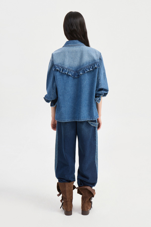 리본 포인트 데님 블라우스 (블루)는 캐주얼한 무드의 여성 의류입니다. 셔츠 칼라에 앞 중심 단추 여밈으로 간편하게 착용할 수 있으며, 가슴 포켓의 리본 디테일이 사랑스러운 포인트를 더합니다. 여유로운 루즈핏에 중간 두께감의 데님 소재로 봄, 가을에 활용하기 좋습니다. 데이트룩, 모임룩 등 다양한 TPO에 맞춰 캐주얼, 클래식, 미니멀 스타일을 연출해보세요. 앞 중심과 뒤 절개선에 프릴 디테일을 더해 은은한 여성스러움을 강조한 블라우스입니다.
