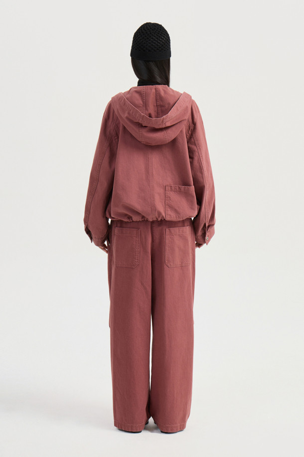 Color 워싱 데님 후드 점퍼 (핑크)는 캐주얼한 스타일을 즐기는 여성들을 위한 데님 점퍼입니다. 핑크 컬러에 워싱 가공을 더해 빈티지한 무드를 연출하며, 루즈핏으로 편안한 착용감을 선사합니다. 후드 디자인과 빅 아웃포켓, 러플 디테일이 여성스러움을 더하고, 스트링 밑단으로 핏 조절이 가능합니다. 봄, 가을 시즌에 동네 마실룩이나 봄 소풍룩으로 활용하기 좋으며, 미니멀한 스타일을 선호하는 분들께 추천합니다. 긴 소매, 지퍼형 여밈으로 실용성을 더한 데님 점퍼입니다.
