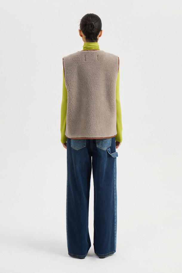 컬러 블록 백 밴딩 데님 팬츠 (블루)는 유니크함과 캐주얼 무드를 동시에 선사하는 여성 데님 팬츠입니다. 앞뒤 다른 워싱 컬러 믹스로 개성 있는 스타일을 연출하며, 밴딩 처리로 편안한 착용감을 제공합니다. 스트레이트 핏으로 다리 라인을 자연스럽게 잡아주며, 봄, 가을 시즌에 적합합니다. 데이트룩, 쇼핑룩 등 다양한 TPO에 활용 가능하며, 캐주얼, 미니멀, 스트리트 스타일을 즐겨 입는 분들께 추천합니다. 로고 캔톤, 리벳, 비죠 디테일이 더해져 밋밋함을 덜었습니다.
