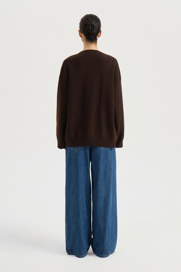 와이드 데님 팬츠 (With Belt)는 여성 고객을 위한 캐주얼 및 스트릿 스타일의 바지입니다. 봄, 가을 계절에 적합하며, 일상용으로 착용하기 좋습니다. 루즈핏의 와이드 실루엣에 벨트가 포함되어 있어 다양한 스타일 연출이 용이합니다. 허리 턱 디테일과 럭키슈에뜨 로고 캔톤, 리벳 디테일이 돋보이며, 맥시 기장으로 다리가 길어 보이는 효과를 줍니다. 무지 디자인의 데님 소재로 제작되어 편안한 착용감을 선사합니다. 
