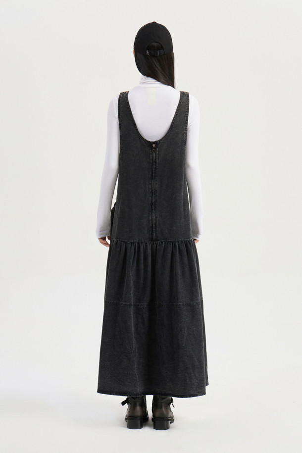 [Re-Order] 레이어드 데님 롱 드레스 (블랙)는 캐주얼, 클래식, 미니멀 스타일을 아우르는 여성 데님 원피스입니다. 봄, 가을에 어울리는 두꺼운 두께감의 블랙 컬러 무지 데님 소재로, 뻣뻣한 촉감이 특징입니다. A라인 핏의 맥시 기장으로, 스퀘어넥과 민소매 디자인이 시원한 느낌을 주며, 데이트룩과 쇼핑룩에 적합합니다. 뒷면 금속 지퍼, 로고 리벳 장식, 앞 포켓 리본 디테일, 허리 셔링 디테일이 더해져 밋밋함을 덜었습니다. 루즈핏으로 편안하면서도 세련된 스타일을 연출할 수 있습니다.
