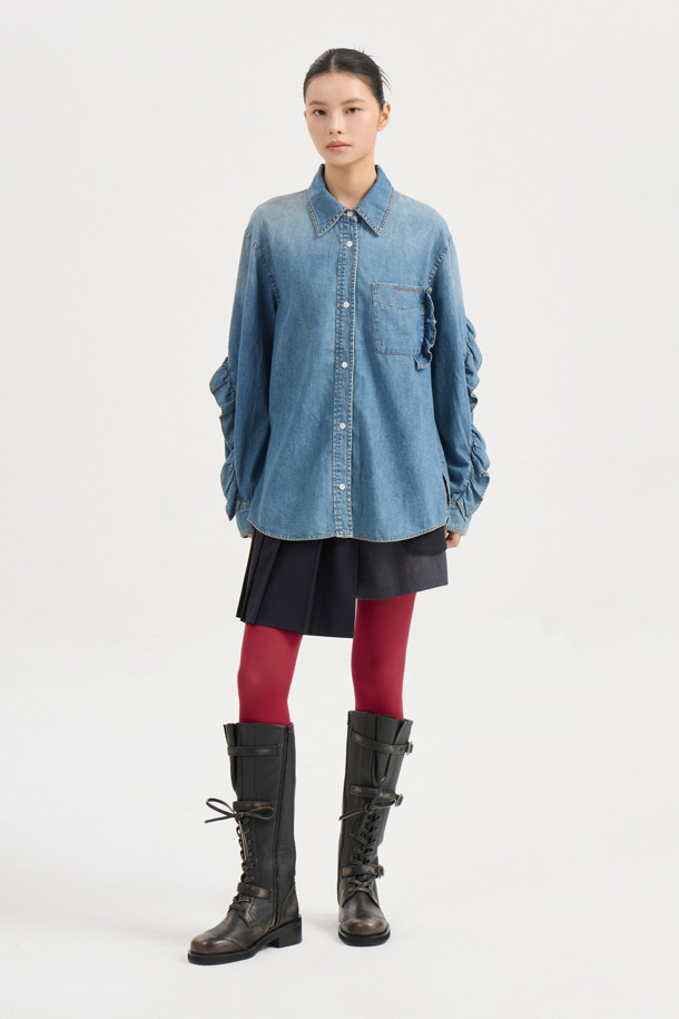 [Re-Order] 프릴 데님 셔츠 블라우스 (블루)는 캐주얼, 미니멀, 클래식 스타일을 모두 아우르는 여성 의류입니다. 봄, 가을에 착용하기 좋으며, 루즈핏의 크롭 기장 디자인으로 시원하고 편안한 착용감을 선사합니다. 차이나 칼라와 긴 소매, 프릴 디테일이 여성스러움을 더하고, 가슴 포켓과 레터링 자수, 앞 중심 단추가 포인트입니다. 데이트룩, 카페룩, 쇼핑룩 등 다양한 TPO에 활용하기 좋은 블루 컬러의 데님 블라우스입니다.
