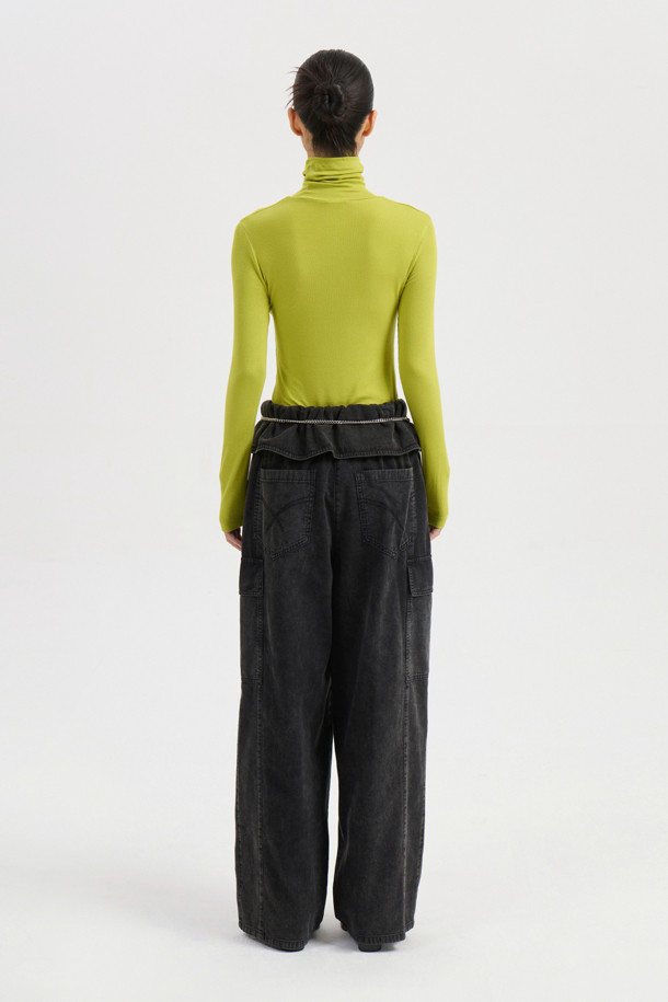 오르비 포인트 백 밴딩 데님 팬츠 (블랙)는 캐주얼, 스트리트, 미니멀 스타일을 즐기는 분들을 위한 데님 팬츠입니다. 사계절 내내 활용 가능한 이 팬츠는 넉넉한 루즈핏으로 편안한 착용감을 선사하며, 무지 디자인으로 어떤 상의와도 쉽게 매치할 수 있습니다. 뒷밴딩 처리와 원턱 디자인이 특징이며, 아웃포켓, 로고 캔톤, 리벳 디테일로 포인트를 더했습니다. 일상, 동네 마실룩, 여행룩 등 다양한 TPO에 활용하기 좋습니다.
