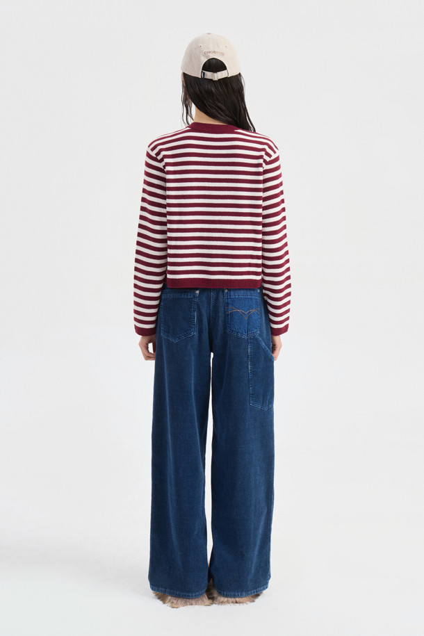 [Re-Order] 데님 포켓 코듀로이 워싱 팬츠 (블루)는 빈티지하고 캐주얼한 스타일의 코듀로이 팬츠입니다. 가을과 겨울에 어울리는 맥시 기장의 테이퍼드 핏으로, 데님 배색 뒷포켓과 자수 디테일이 돋보입니다. 워싱 가공된 블루 컬러의 무지 디자인이며, 지퍼 여밈과 로고 캔톤, 리벳 디테일로 포인트를 더했습니다. 데이트룩과 모임룩, 그리고 캐주얼, 클래식, 미니멀 스타일 모두 소화 가능한 활용도 높은 아이템입니다.
