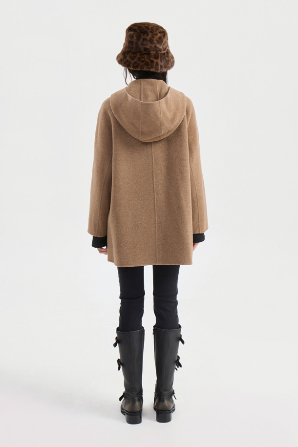 블랙 컬러의 Back Banding Denim 제깅스 팬츠입니다. 데님 소재의 슬림핏으로 제작되었으며, 사계절 내내 착용하기 좋습니다. 허리 뒷부분 밴딩 처리로 편안함을 더했으며, 앞 중심 지퍼와 로고 캔톤, 리벳 디테일, 뒷포켓 텍션지로 포인트를 주었습니다. 캐주얼, 미니멀 스타일을 즐겨 입는 여성분들께 데일리 팬츠로 추천합니다. 얇은 두께감과 신축성 있는 소재로 편안한 착용감을 선사합니다.
