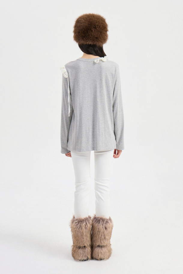 아이보리 컬러의 Back Banding 데님 제깅스 팬츠입니다. 슬림핏으로 떨어지는 긴 기장의 여성용 바지로, 캐주얼, 미니멀, 클래식한 스타일을 연출하기 좋습니다. 뒷밴딩 처리로 편안한 착용감을 선사하며, 앞 중심 지퍼, 로고 캔톤, 리벳 디테일, 뒷포켓 텍스처 등 섬세한 디자인 요소가 돋보입니다. 데님 소재 특유의 신축성 있는 촉감으로 사계절 내내 활용 가능하며, 출근룩으로도 잘 어울립니다. 무지 디자인으로 다양한 상의와 손쉽게 매치할 수 있습니다.
