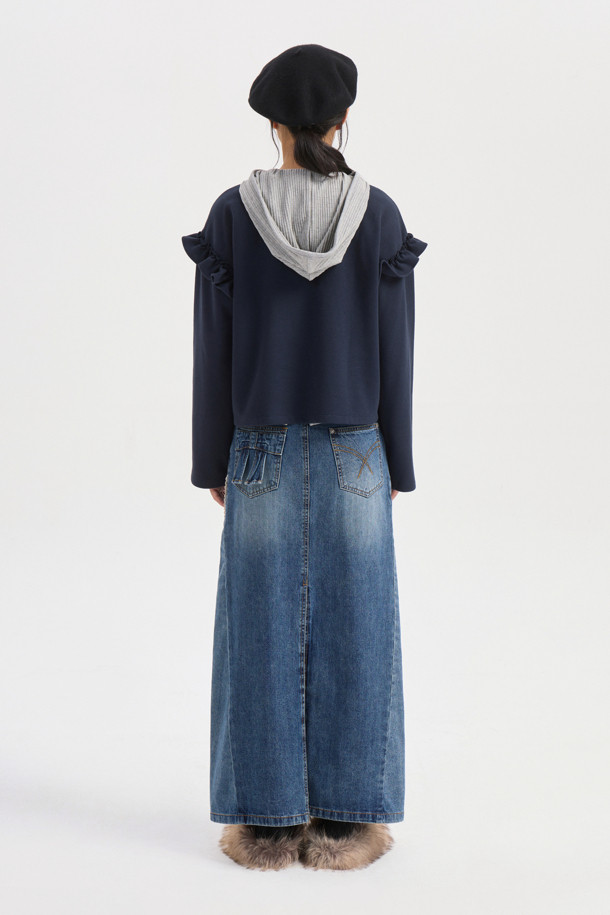 포켓 리본 포인트 데님 롱 스커트 (블루)는 캐주얼, 미니멀, 클래식 스타일을 즐겨 입는 여성분들을 위한 아이템입니다. 봄, 가을에 어울리는 두꺼운 데님 소재로 제작되어 뻣뻣한 촉감이 특징이며, 세미핏 A라인으로 편안하면서도 세련된 실루엣을 연출합니다. 허리 부분의 앞중심 지퍼 디테일, 로고 캔톤, 리벳, 레이스 테이프, 리본, 포켓, 자수 디테일이 돋보이며, 앞 절개 라인 워싱 포인트가 유니크함을 더합니다. 데이트룩, 봄 소풍룩에 매치하여 당신만의 개성을 표현해보세요.
