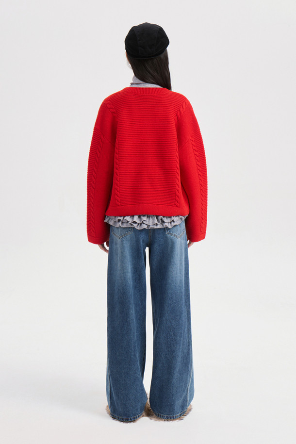 테이프 포인트 데님 팬츠(블루)는 캐주얼, 미니멀, 클래식 스타일을 아우르는 여성 데님 팬츠입니다. 봄, 가을에 어울리는 긴 기장의 스트레이트 핏 바지로, 옆라인 커브 실루엣과 앞 절개라인 워싱이 특징입니다. 앞 중심 지퍼와 로고 캔톤, 허리 캔톤 장식이 더해져 디테일을 살렸으며, 레이스 테이프 포인트가 돋보입니다. 뒤판 개발 텍션지와 뒤 포켓 자수 디자인으로 밋밋함을 덜어 데이트룩, 봄 소풍룩에 제격입니다.
